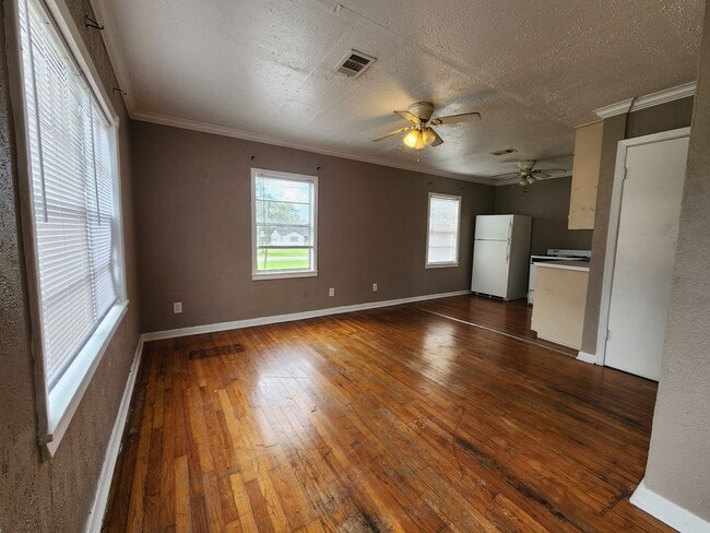 Building Photo - 105 9th Ave