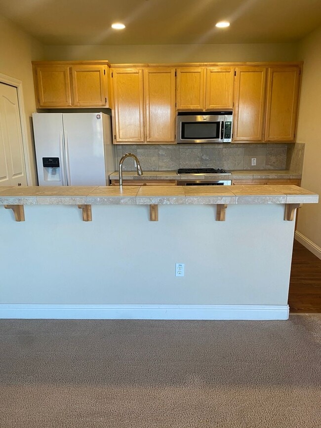 Building Photo - Spacious 2 Bedroom, 2 Bathroom Condo locat...