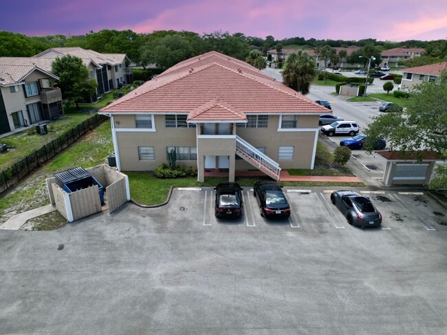 Building Photo - 10008 Twin Lakes Dr