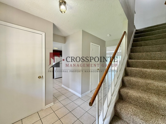 Building Photo - Available now! Beautiful 3 bedroom 1.5 bath Townhome in Tyler!