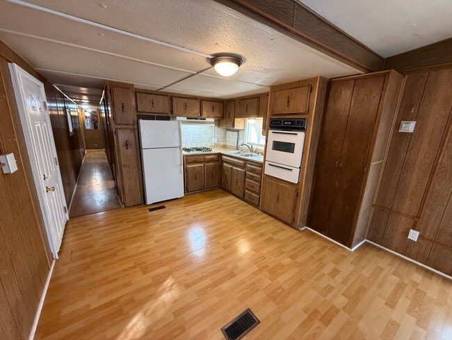 Building Photo - 2 Bedroom 1.5 Semi-Rural Mobile Home with Workshop on Large Lot