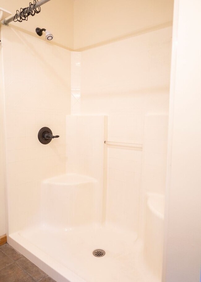 Building Photo - Spacious Home in Sugar Grove With Easy Access to Boone