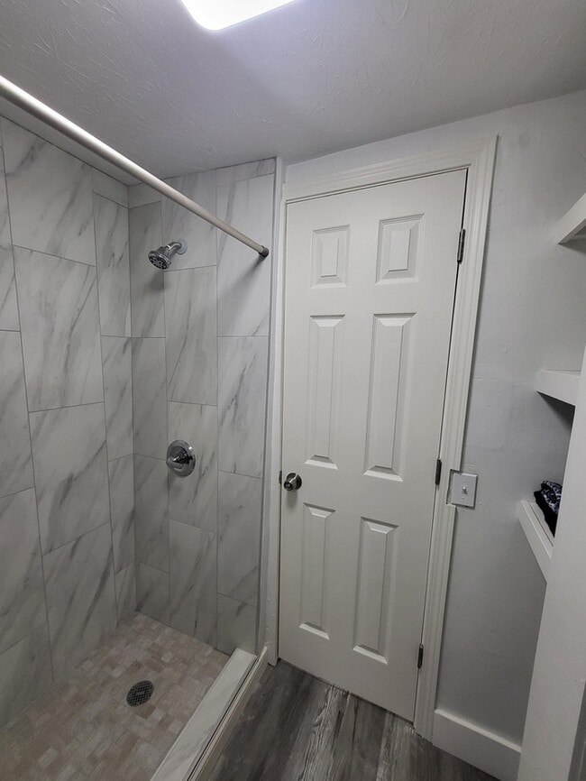 Building Photo - Cozy, clean, stove, fridge, and washer/dryer