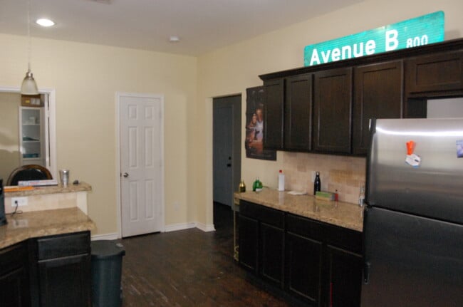 Building Photo - 825 Ave B