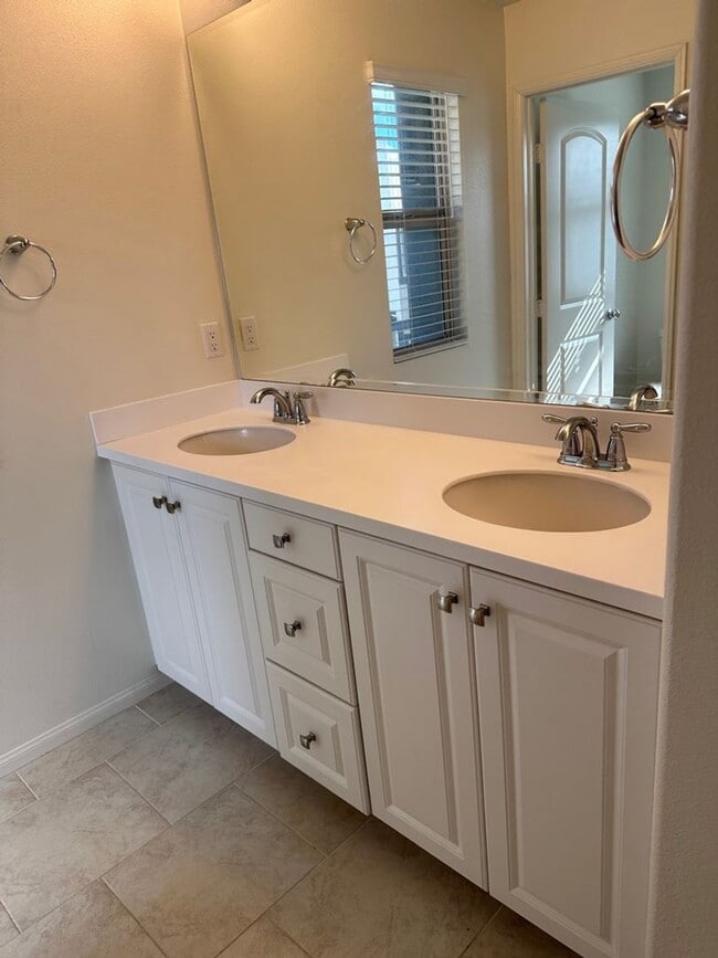 Building Photo - SMART Townhome 3bd 3ba Gated Community