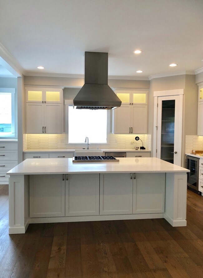 Building Photo - Gorgeous Home in the Wing Point Area of Ba...