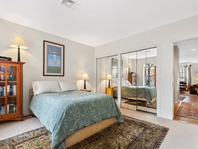 Building Photo - 13 Monument Sq