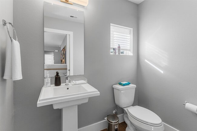 Building Photo - 2104 Dennis St