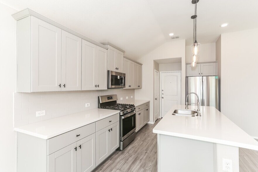 Building Photo - 825 Amberwood Ct