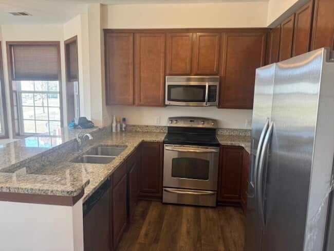 Building Photo - Spacious 3Br/2.5Ba TH w/2 CG in Maple Grove!