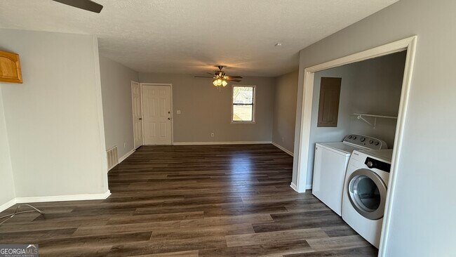 Building Photo - 110 Central Lake Dr