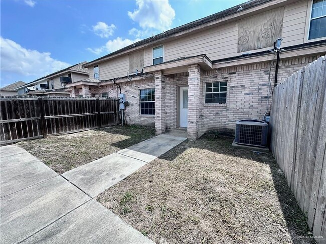 Building Photo - 1613 Phoenix St