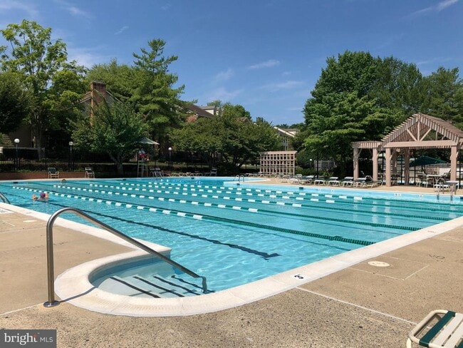 Building Photo - 10926 Bloomingdale Dr