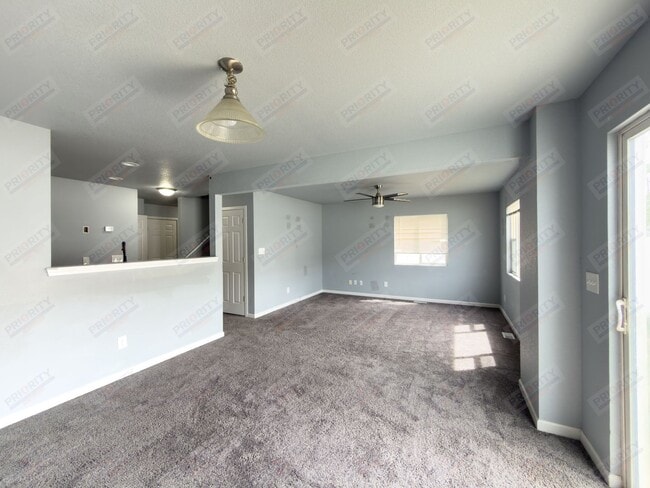 Building Photo - 3 bed, 2.5 bath townhouse with a 2 car garage