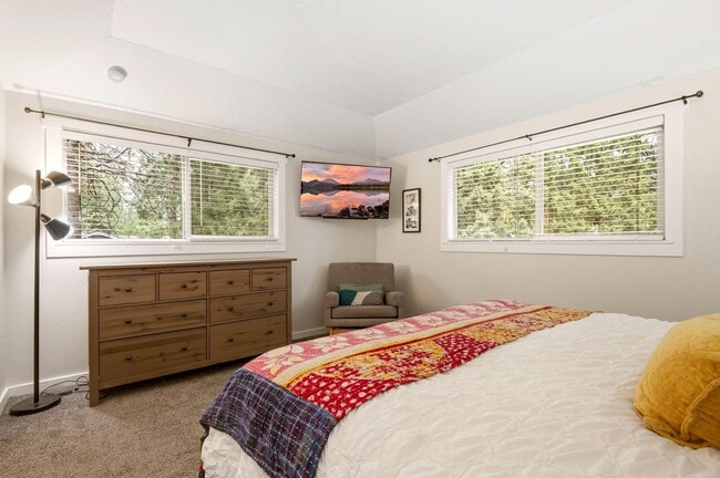 Building Photo - SW Bend Reverse-Living Home on .36 Acres | 5 Bedrooms | 3 Bathrooms