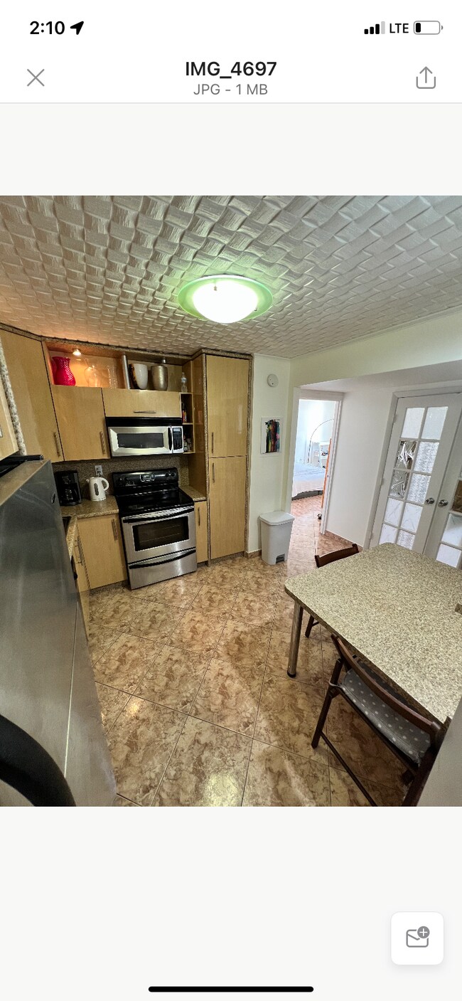 Kitchen - 1833 S Ocean Dr