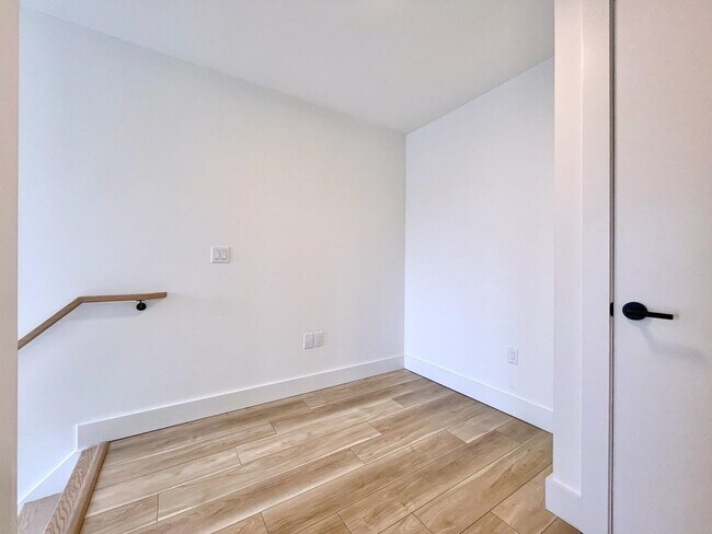 Building Photo - 375 Monmouth St