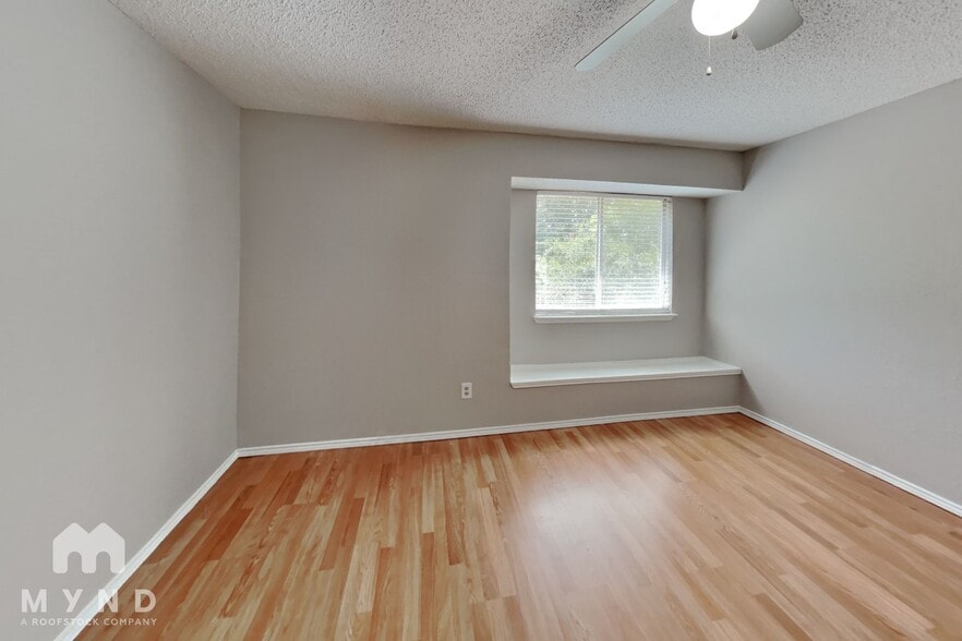 Building Photo - 3205 Meadowview Dr