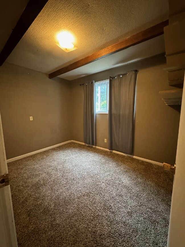 Building Photo - Downstairs 2 bedroom, 1 bathroom apartment...