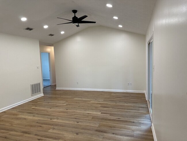 Building Photo - 112 Teal Lake Dr