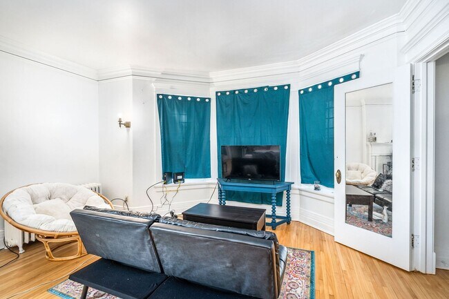 Building Photo - Beautiful 4 Bedroom/2 Bathroom SECOND Floor Apartment in East Duluth Mansion - AVAILABLE JUNE!