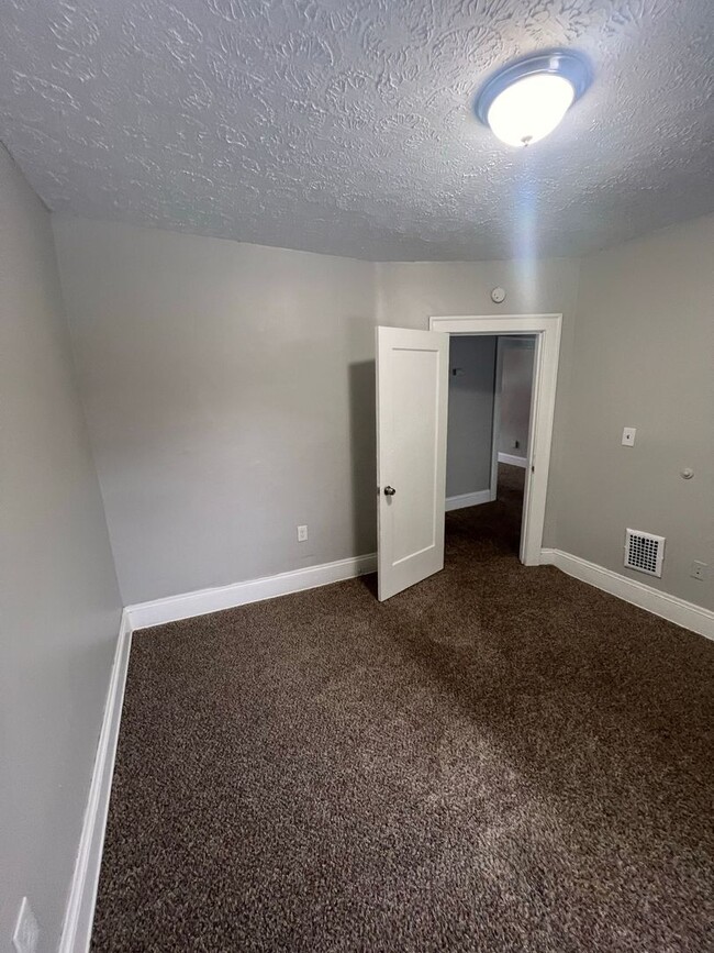 Building Photo - Section 8 Accepted: Affordable 3 Bed, 1 Ba...