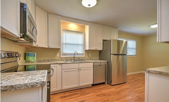 Building Photo - 1832 W Lakeview Dr