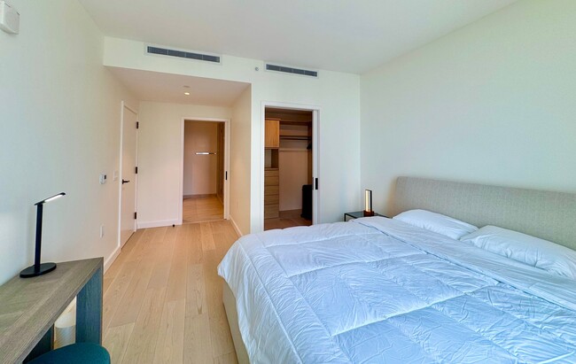 Building Photo - Fully Furnished unit in the NEW-VICTORIA P...