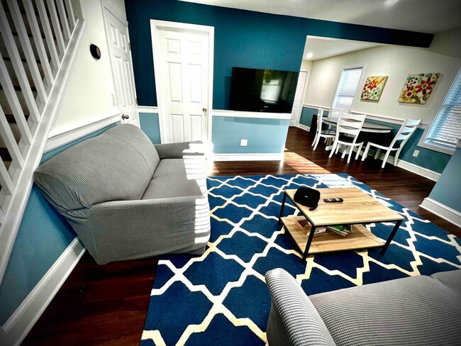 Building Photo - 1594 Main St