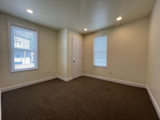 Building Photo - Updated 2BR house with off street parking!