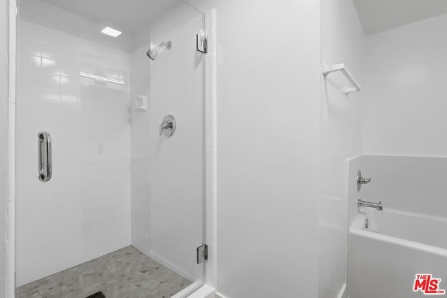 Building Photo - 435 N Oakhurst Dr