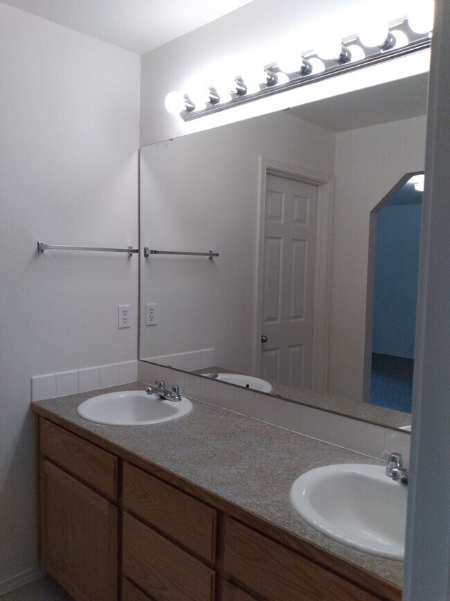 Building Photo - Charming 3-Bed Duplex with 2.5 Baths & 1600 Sq Ft - Prime Tacoma Location!