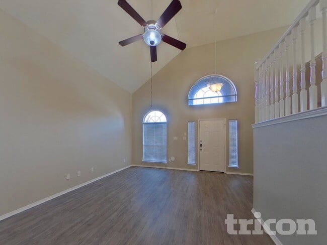 Building Photo - 1028 Glencrest Dr