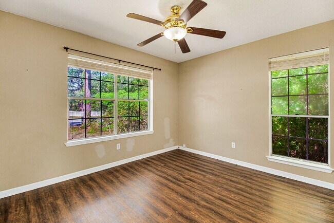 Building Photo - Experience the charm of this fabulous dupl...