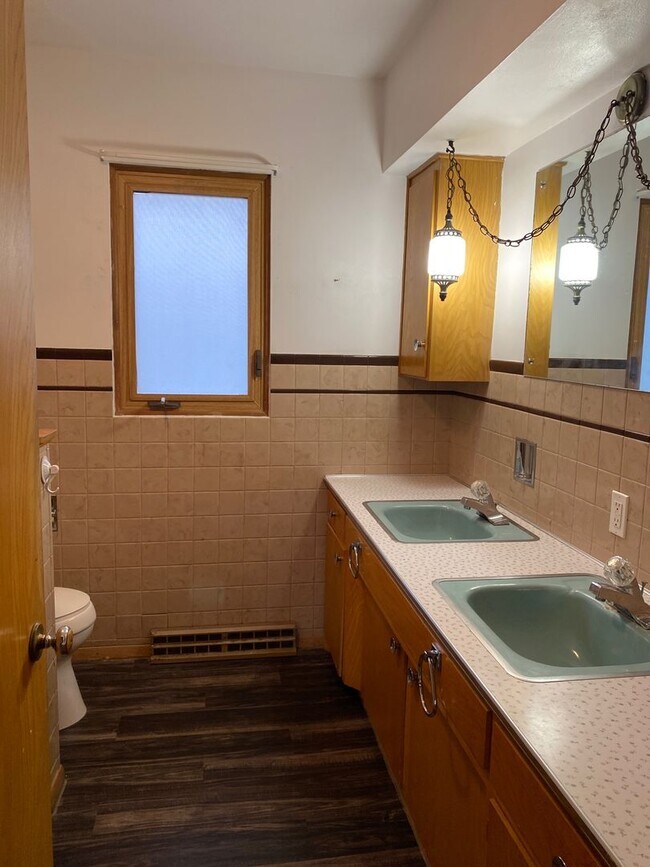 Building Photo - 3 Bedroom, 1 Bath Single Family Home locat...