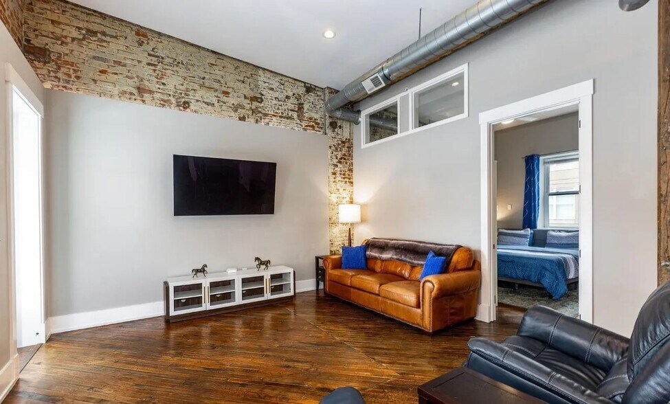 Building Photo - 808 Elm St