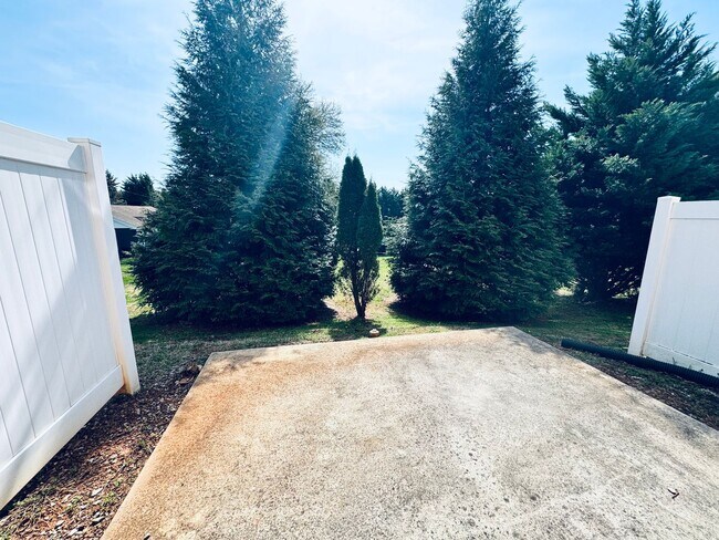 Building Photo - Newer Townhouse (Wiggington Place)