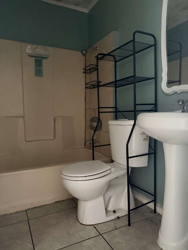 Building Photo - Newly Renovated 2 bed/1 bath