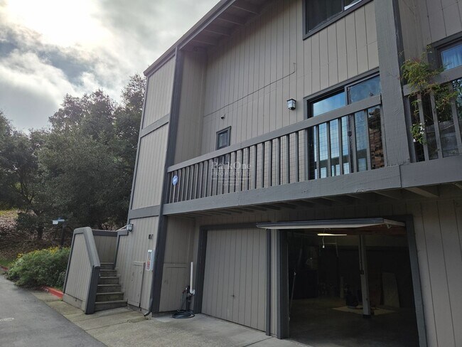 Building Photo - Incredible El Cerrito Hills Townhome