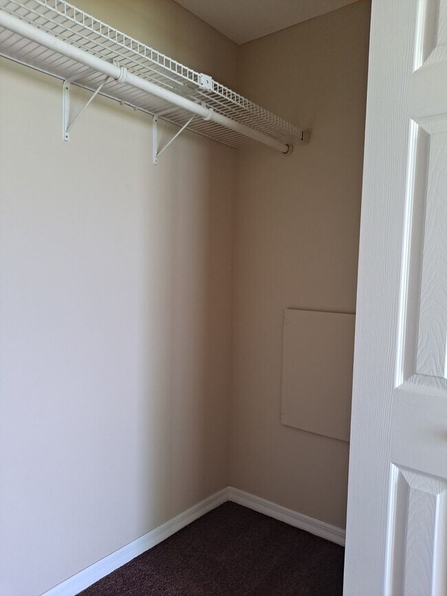 Building Photo - Available Mid-Nov! 3BR 2BA OFF RIVERSIDE DR FOR RENT