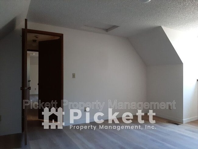 Building Photo - 770 NW Apple Blossom Loop