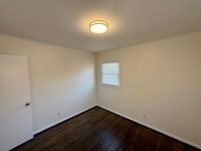 Building Photo - Three bedroom, 1.5 bath house in Burlington