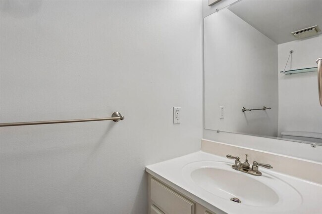 Building Photo - Great 2BR 2BA in Kenwood Forest Community in Downtown Bethesda
