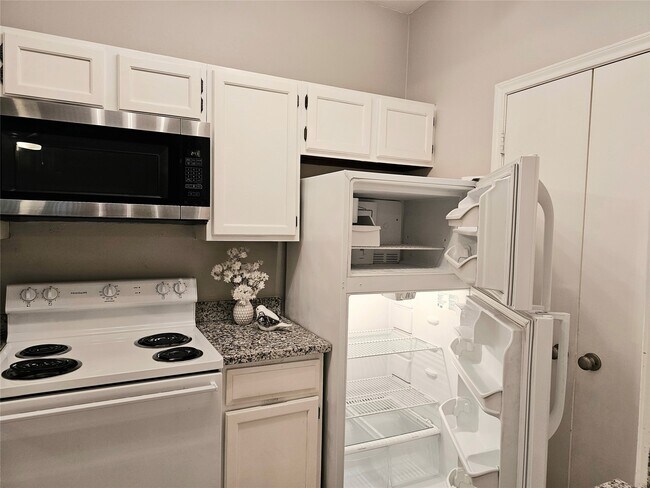 Building Photo - 3500 Tangle Brush Dr