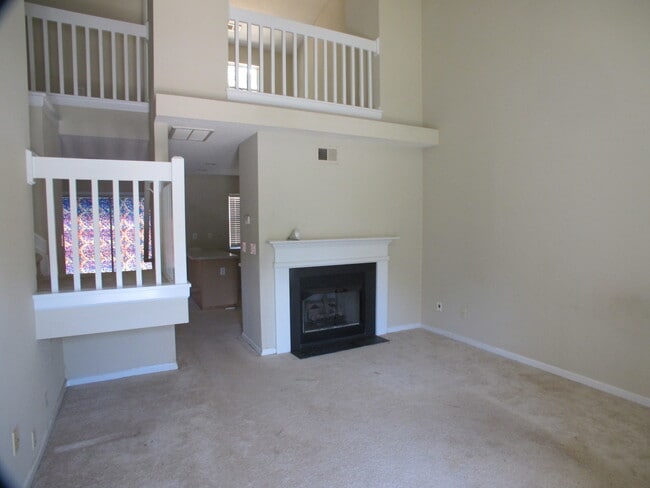 Building Photo - End Unit 3 bedroom, 2 bath Townhome in the...