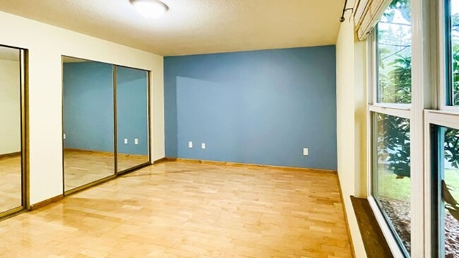 Building Photo - Light & bright Corner Condo in prime Kirkl...