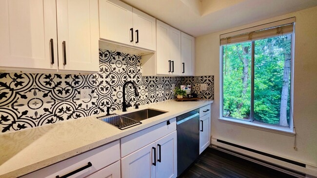 Building Photo - 4717 W Lake Sammamish Pkwy SE