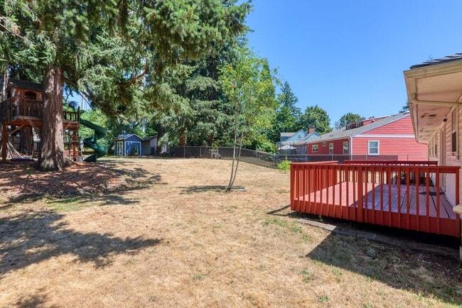 Building Photo - Charming 3-Bedroom Bungalow on Large Fenced Lot