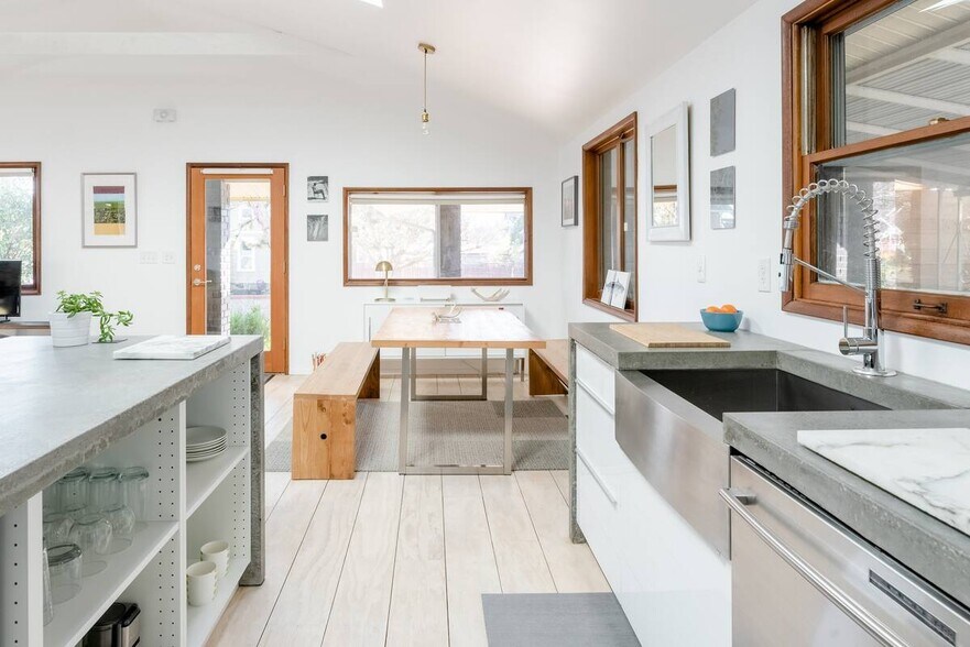 Building Photo - 4633 N Gantenbein Ave