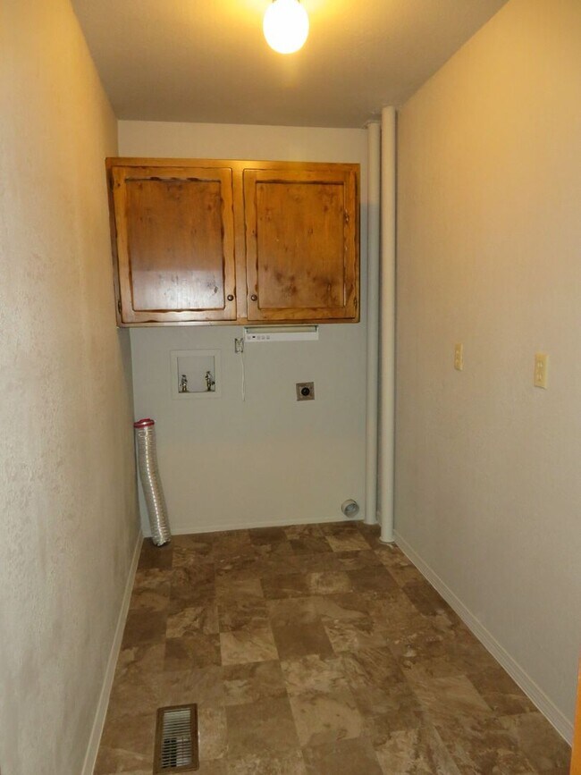 Building Photo - Huge Tri-Level Duplex